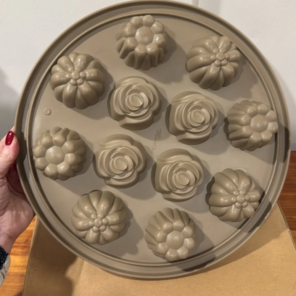 NIB The Pampered Chef Silicone Bakeware Floral Cupcake Pan